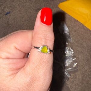 Chic Silver Ring with Vibrant Green Accent